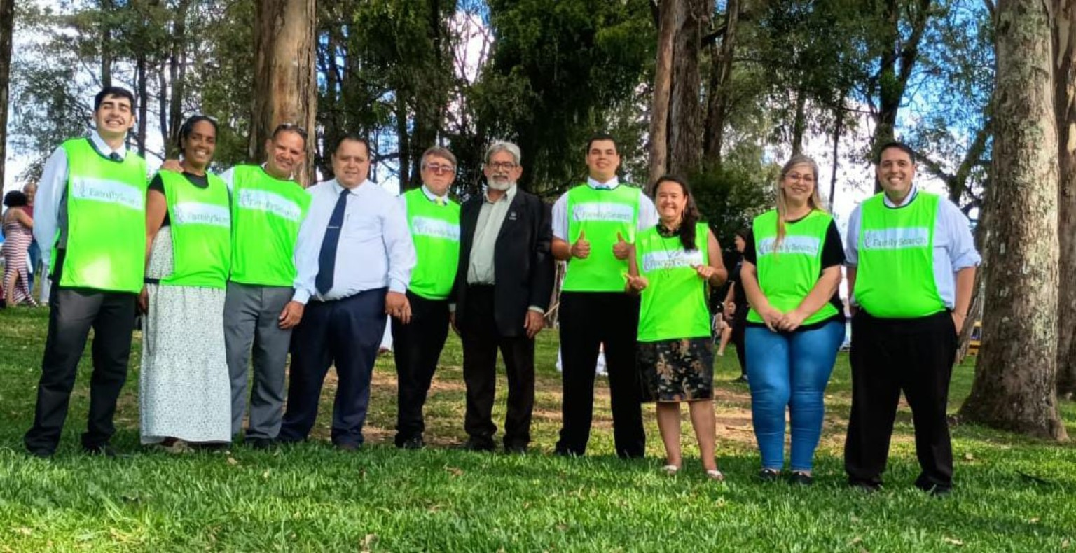 Equipe reunida em ambiente externo durante atividade coletiva.