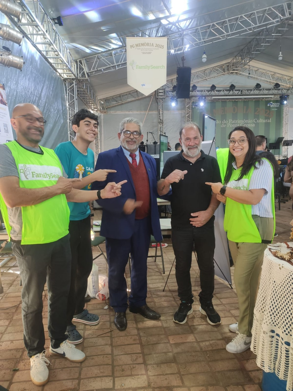 Participantes reunidos em um ambiente de evento.
